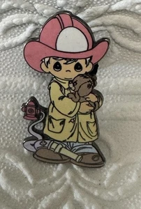 Vintage Precious Moments Anstecknadel Brosche RAR Feuerwehrmann & Welpe "Love Rescued Me" - Bild 1 von 8