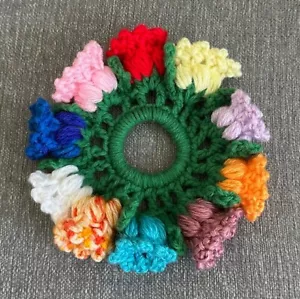 HANDGEMACHTES GEHÄKELTES BUNTES TULPENSTICH FESTIVAL SCRUNCHIE FÜR FRAUEN JUNIOREN KINDER - Bild 1 von 4