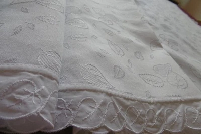 Belle nappe entourée de DENTELLE en DAMAS très lumineux - Photo 1/4