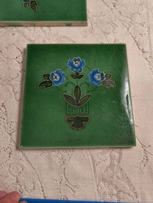 Azulejo antiguo original Art Nouveau verde azul flores marcadas Inglaterra  Foto 1 de 4