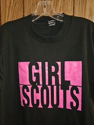 Camiseta Vintage Girl Scouts Rosa Neón Mediana Mujer Negra Gráfico Logo Foto 1 de 4