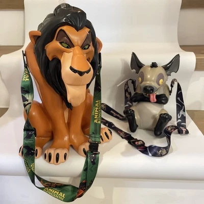 Cubo de palomitas de maíz cicatriz del Rey León 2025 de los parques Disney en mano y taza para sorber hiena Ed Foto 1 de 4