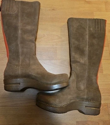 BOTAS HASTA LA RODILLA DANSKO SHELBIE $195 GAMUZA MARRÓN con cremallera roja 41/10.5-11 PANTALLA Foto 1 de 4