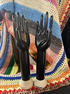 Vintage seltener schwarzer General Porzellan Handform Handschuh 14 Zoll hoch 19. Dezember 1987 mittleres Paar - Bild 1 von 17