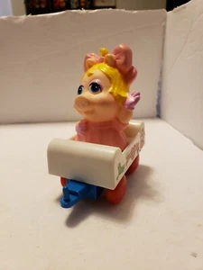 De colección Durham Henson (2026) 1985 Muppet Babies "Miss Piggy" en vagón de tren juguete - Imagen 1 de 3