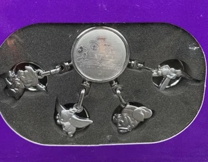 Portachiavi metallo Disney 75 anni da collezione tono argento Pinocchio Dumbo Tinker - Foto 1 di 7