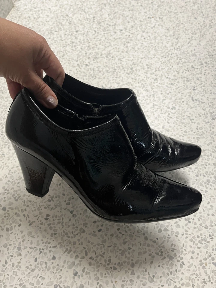 Prada Negro Charol Botín Tacón Cuña Punta Zapatos Italia Botas Cuero De Colección 37 Foto 1 de 4