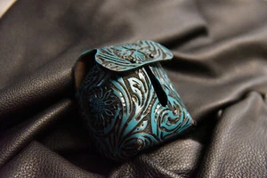 Falknerei Kapuzenschutz Handarbeit Leder "antik schwarz" floral   - Bild 1 von 7