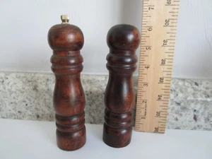 Pequeño juego de pimienta salero de madera 6" de alto usado en excelente estado - Imagen 1 de 3