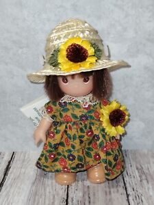 Mini poupée Precious Moments 3-4 pouces, récolte bonheur, robe florale, chapeau de paille