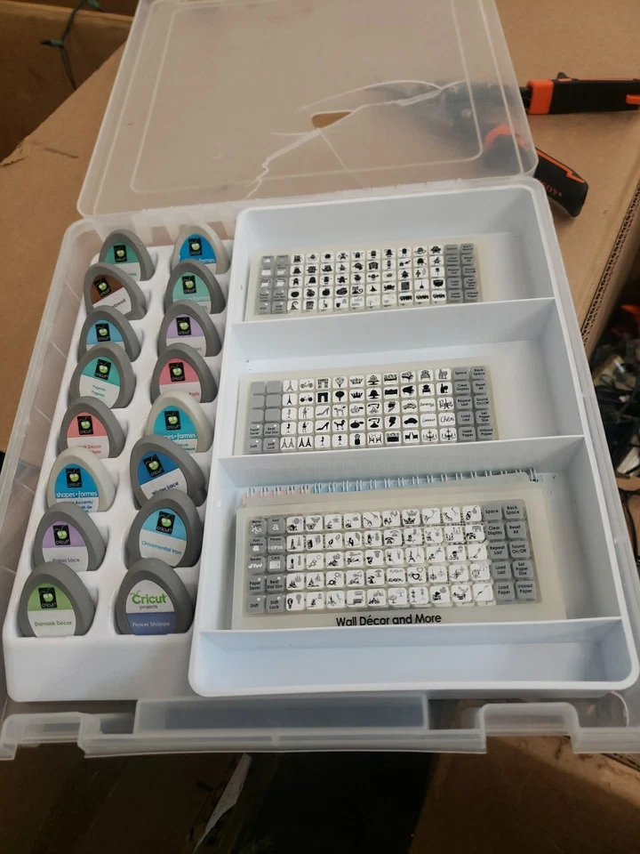 Lote de 16 Cartuchos Cricut con Superposiciones en Estuche de Almacenamiento de Plástico Foto 1 de 1