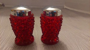 Juego de coctelera de sal y pimienta Hobnail de vidrio rojo rubí Fenton vintage brilla naranja - Imagen 1 de 11