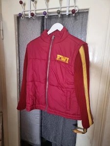 NEU Gr. 164 JUNGEN HERBST JACKE 2TEIL- OPTIK WIE (PULLOVER & WESTE) ROT GELB - Bild 1 von 9