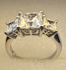 DIAMONBLISS 3 ct. t.w. Princess Cut Zirkonia 3 Steine Ring 6, Silber NEU - Bild 1 von 7