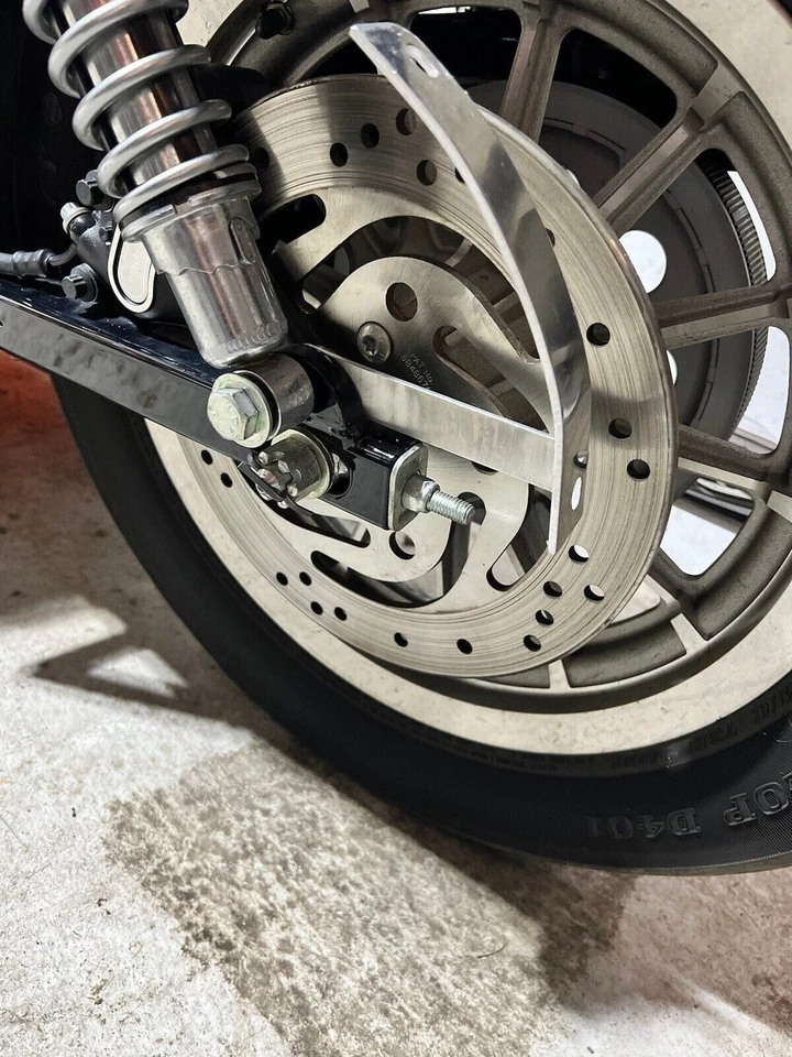 Soporte de reubicación de matrícula curvo para Harley Davidson Sportster todos los años Foto 1 de 4