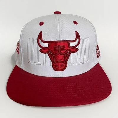 Chapéu Masculino Mitchell and Ness Chicago Bulls OS Vermelho Branco Snapback Personalizado Kharma - Imagem 1 de 4