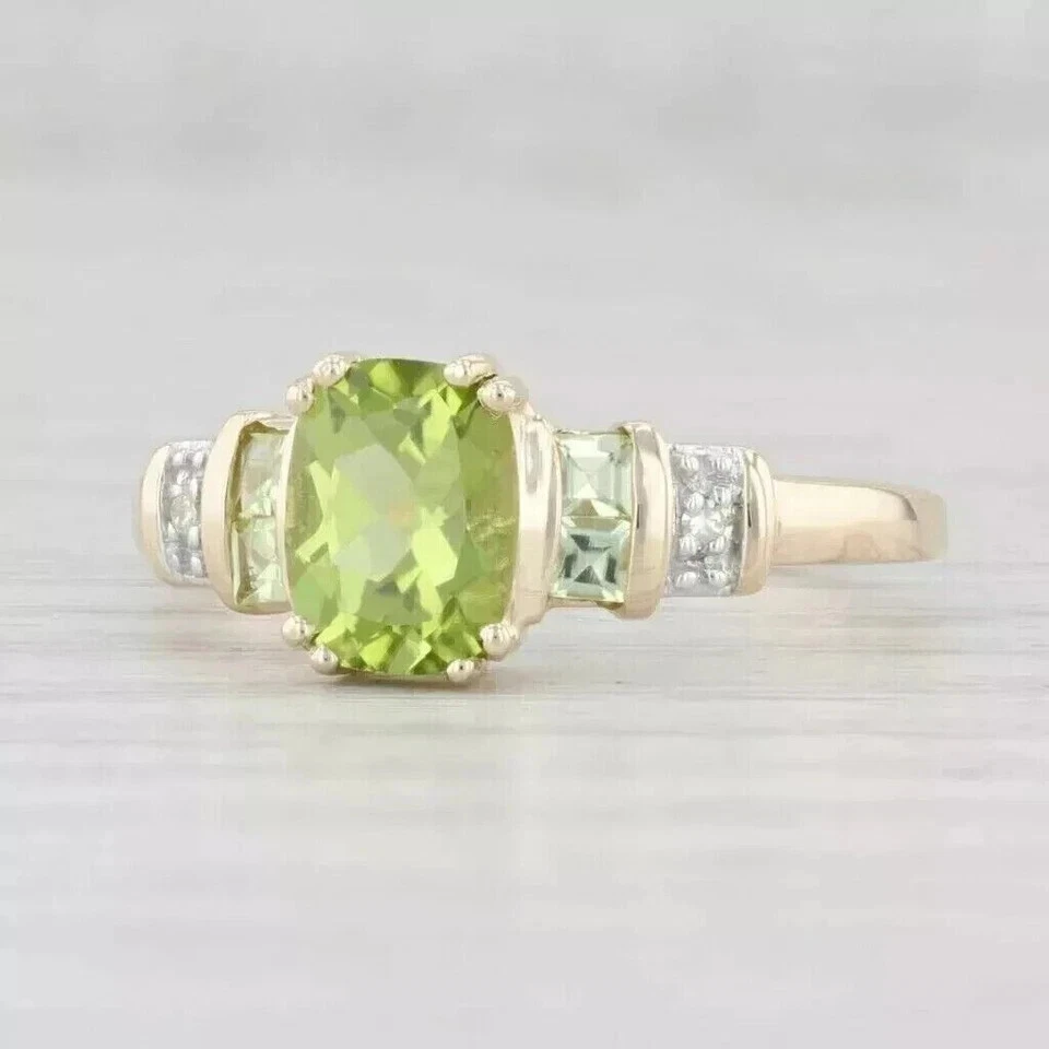 Anillo de compromiso para mujer de peridoto simulado de corte ovalado de 2,15 quilates enchapado en oro amarillo de 14 k Foto 1 de 4