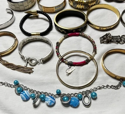 Lote de 16 piezas de brazalete brazalete brazalete de metal mixto moderno Foto 1 de 4