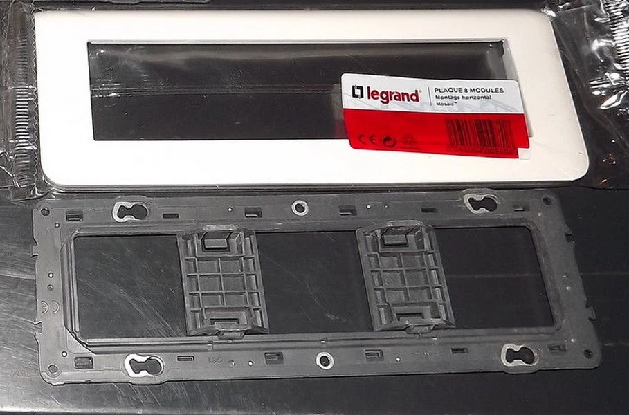 PLAQUE + SUPPORT 8 MODULES HORIZONTAL BLANC MOSAIC LEGRAND REF 78818 + 80253 - Photo 1/1