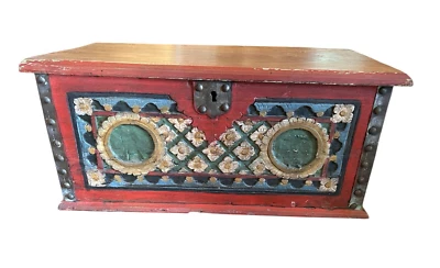 Antiguo cofre rústico de madera hecho a mano Tailandia o India Foto 1 de 4