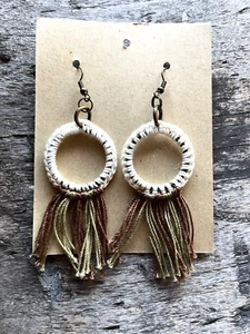 Pendientes de gancho de color crema hechos a mano con flecos multicolor ¡NUEVOS! - Imagen 1 de 4