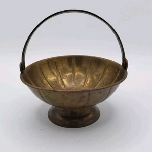Vintage Solid Brass Basket with Moveable Handle Made in India Hand Made - Imagen 1 de 20