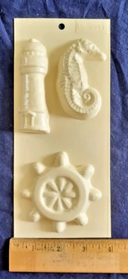 Lote de seis moldes de jabón de plástico vintage formas pequeñas deportes marinos artesanía hobby Foto 1 de 4