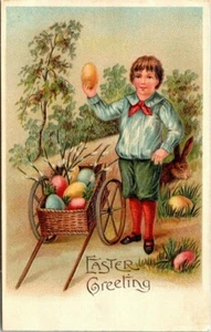 SALUTO PASQUA - RAGAZZO E UOVA COLORATE - VECCHIA CARTOLINA NATALIZIA IN RILIEVO - Foto 1 di 2