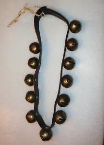 DE COLECCIÓN 12 CAMPANAS DE TRINEO DE METAL DE COLOR LATÓN EN CORREA DE CUERO NEGRO DE 32 PULGADAS - Imagen 1 de 8