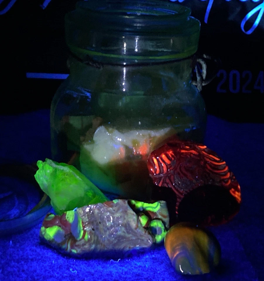 😎2.4 Pounds Of Vivid Fluorescent Akro “Dug”Cullet- Clarksburg, WV Jar Included - Image 1 of 4