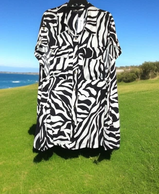 Top manga corta Lane Bryant (talla 18) blanco y negro con estampado animal - Nuevo con etiquetas Foto 1 de 3