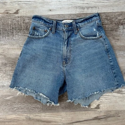 Pantalones Cortos Abercrombie & Fitch Dad Azul Denim Tiro Alto Dobladillo Deshilachado Curve Love Foto 1 de 4