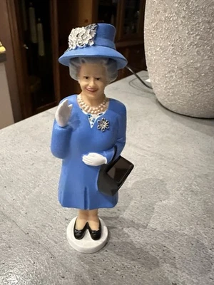 Kikkerland Solar Queen winkende Königin Figur Solarbetrieben Samml - Bild 1 von 2