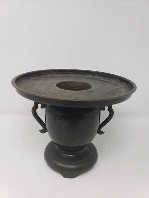 Antiguo recipiente japonés de bronce Usabata con arreglo de flores. Foto 1 de 4