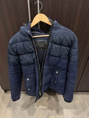 Chaqueta acolchada azul con capucha Zara para hombre Foto 1 de 3