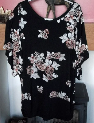 Stretchy Top, Size 20/22, Black/Floral , Short Kimono Sleeves, Ruching to Sides - Image 1 of 4