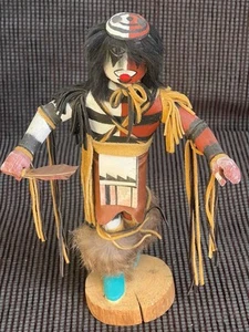Muñeca Kachina Payaso Hopi Henal Indio Nativo Americano De Colección Firmada 11" de Alto - Imagen 1 de 8
