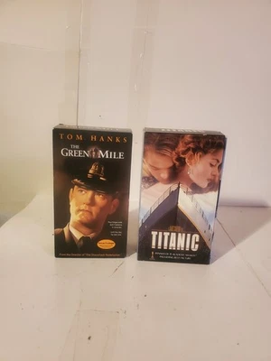 Lot of 2 VHS Movies – Titanic 2-Tape Set & The Green Mile (Tom Hanks) –... Foto 1 de 4