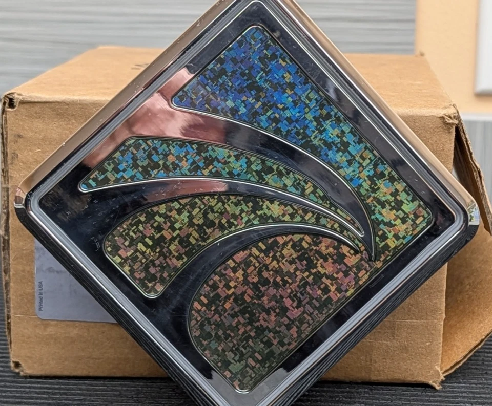 3506645C3 International Diamond Eagle Capucha Emblema 9200i 9400i 9900i Iridiscente Foto 1 de 4