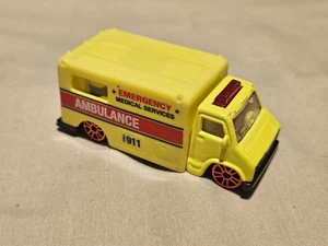 Maisto-Yellow Ambulance - Picture 1 of 5