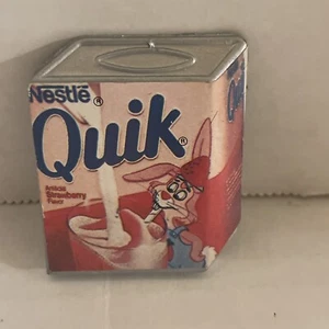 MAGNETE frigo NESTLE QUIK FRAGOLA NON ALIMENTARE 2" x 3" arte vintage - Foto 1 di 4