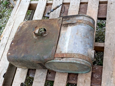 Tanque de combustible de gasolina vintage de los años 30 y carcasa de montaje Foto 1 de 3