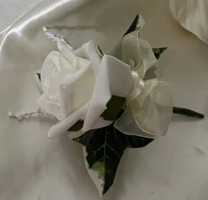 Buttonholes 10 x heather & ivory rose wedding flowers Artificial Diamanté New - Picture 1 of 6