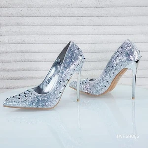 Zapatos de bombeo de tacón alto Wicked con tachuelas iridiscentes de estrás plateados - Imagen 1 de 4