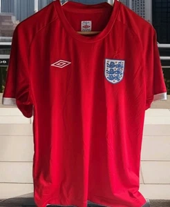 Camiseta de fútbol Inglaterra roja 2010-12 visitante a medida por Umbro para hombre talla 40 pequeña - Imagen 1 de 6