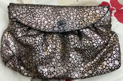 Bolso sin asas para mujer Zara Terez de cuero suave con cadena Foto 1 de 4