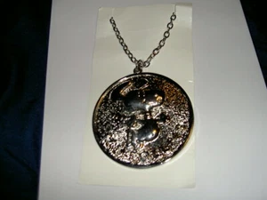VINTAGE PEANUTS SNOOPY METAL ICE FOLLIES CHAIN NECKAGE MEDALLION MINT ON CARD - Picture 1 of 11