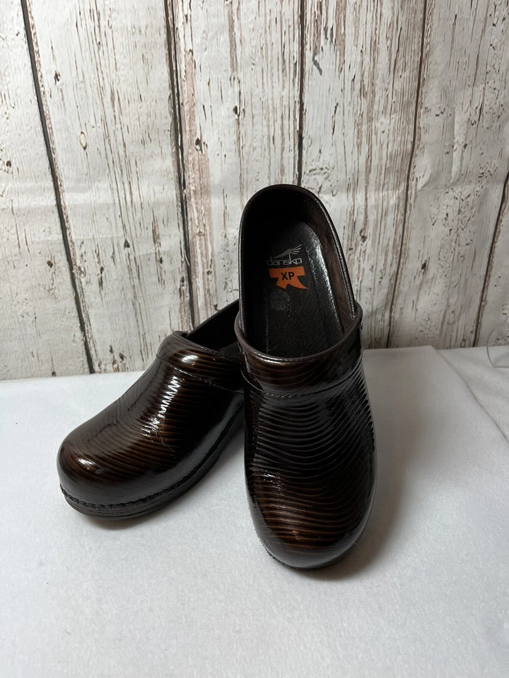 ZUECOS DANSKO Mujer Marrón Rayas Charol Casual Trabajo SLIP ON Talla 7.5M Foto 1 de 4