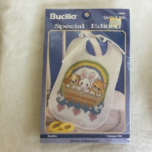 NEU Bucilla "Buddies" Sonderedition gesteppt gestempelt Lätzchen Set Hase Welpe Kätzchen - Bild 1 von 2