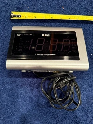 RCA Alarm Clock Radio AM/FM Digital Display Model RP5420A - Image 1 of 4